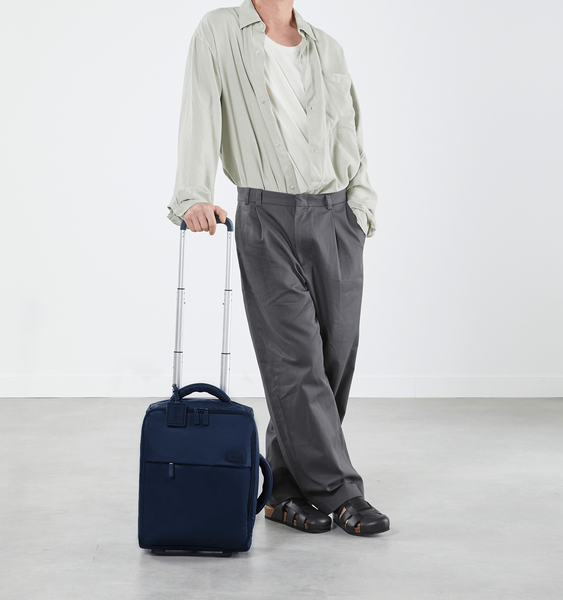 Foldable cabin bag with wheels outlet